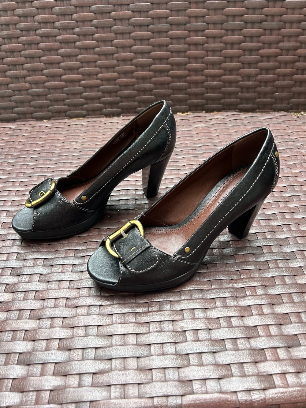 Peep-Toe Heel with Gold Buckle Size 7.5 NEW
Black leather- by Nicole - Classy - Picture 8 of 12